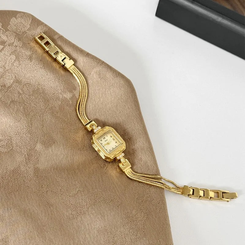 Nuovo orologio da donna in oro di lusso Orologio da polso al quarzo quadrato alla moda Orologio da donna semplice con strass squisito regalo Relogio Feminino