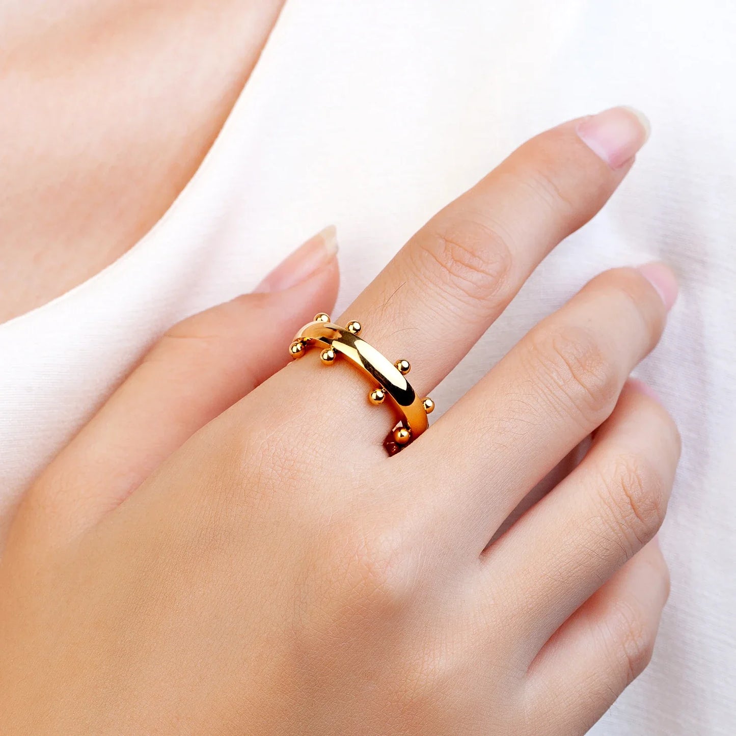 Set di gioielli di lusso Bracciale rigido in acciaio inossidabile Anello da dito Orecchini a cerchio con mini sfere per regali di gioielli di moda da donna