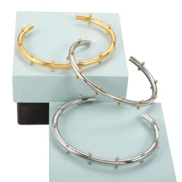 Set di gioielli di lusso Bracciale rigido in acciaio inossidabile Anello da dito Orecchini a cerchio con mini sfere per regali di gioielli di moda da donna