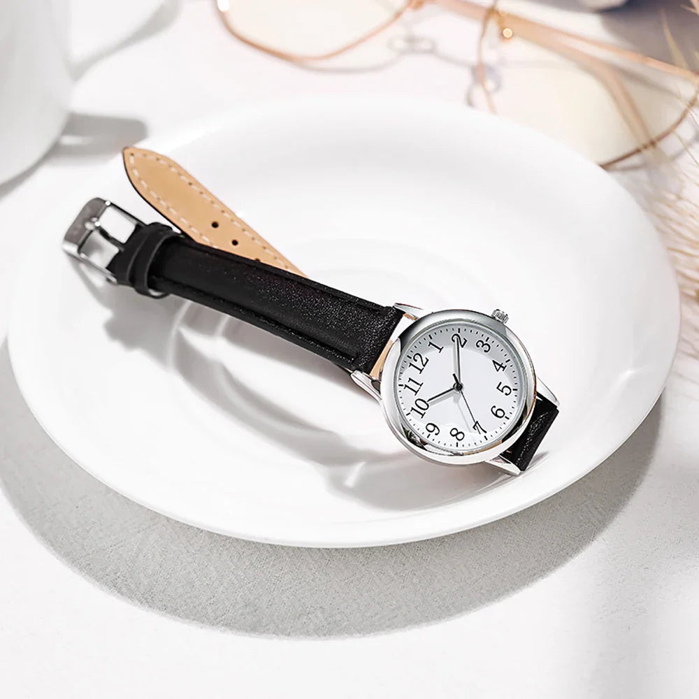 Orologio al quarzo da donna alla moda per il tempo libero, numeri arabi facili da leggere, quadrante semplice, cinturino in pelle PU, colore caramella