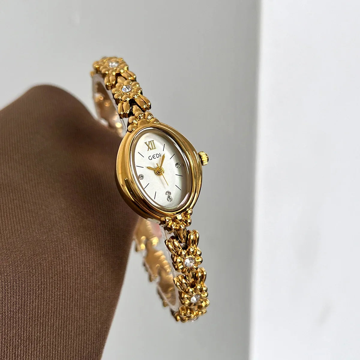 Orologio da donna Luce di lusso retrò tempestato di diamanti Bracciale di alta bellezza Orologi da donna squisiti alla moda