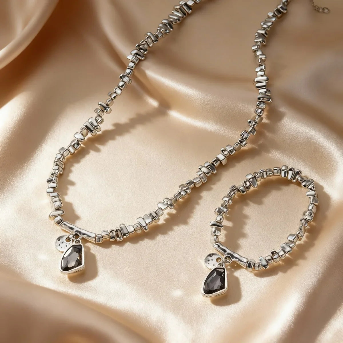 Set di bracciali con collana con pendente in cristallo grigio irregolare semplice barocco Set di gioielli con perline color argento estetico delicato per donna uomo