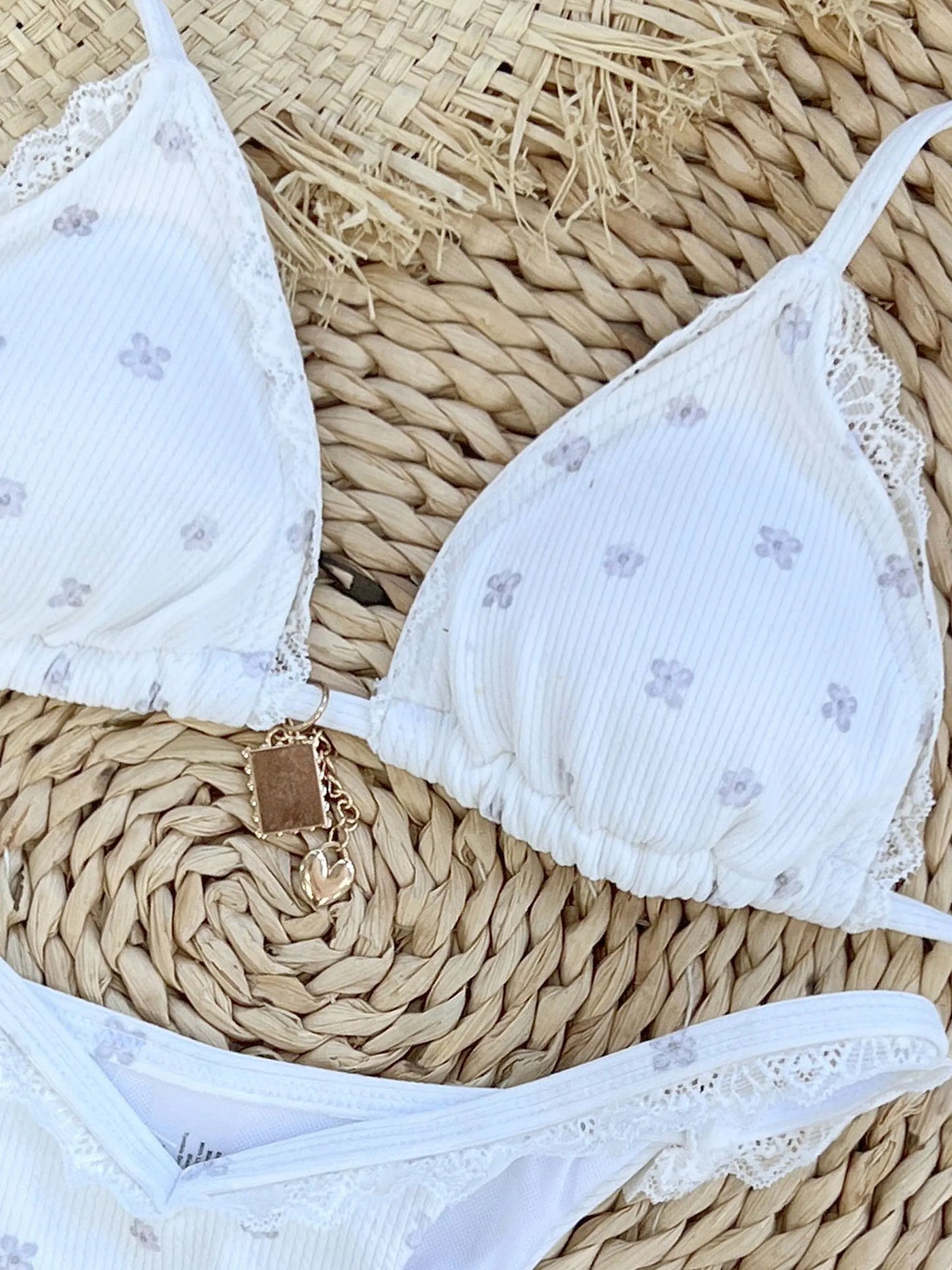 2025 Elegante set bikini in pizzo bianco per costume da bagno in 2 pezzi alla moda e chic da spiaggia, perfetto per abbigliamento da spiaggia e feste in piscina, scariole estive