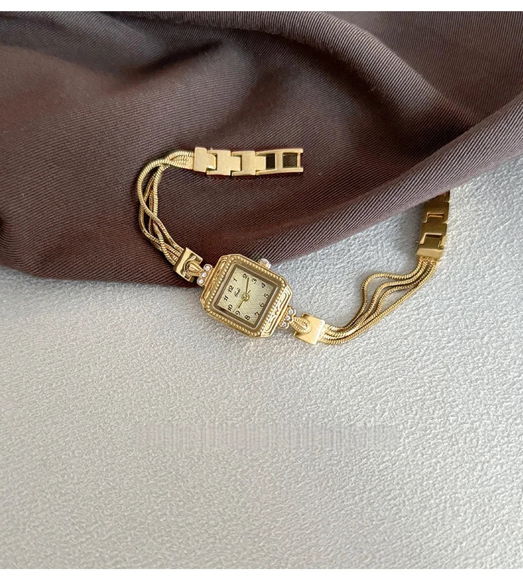 Nuovo orologio da donna in oro di lusso Orologio da polso al quarzo quadrato alla moda Orologio da donna semplice con strass squisito regalo Relogio Feminino
