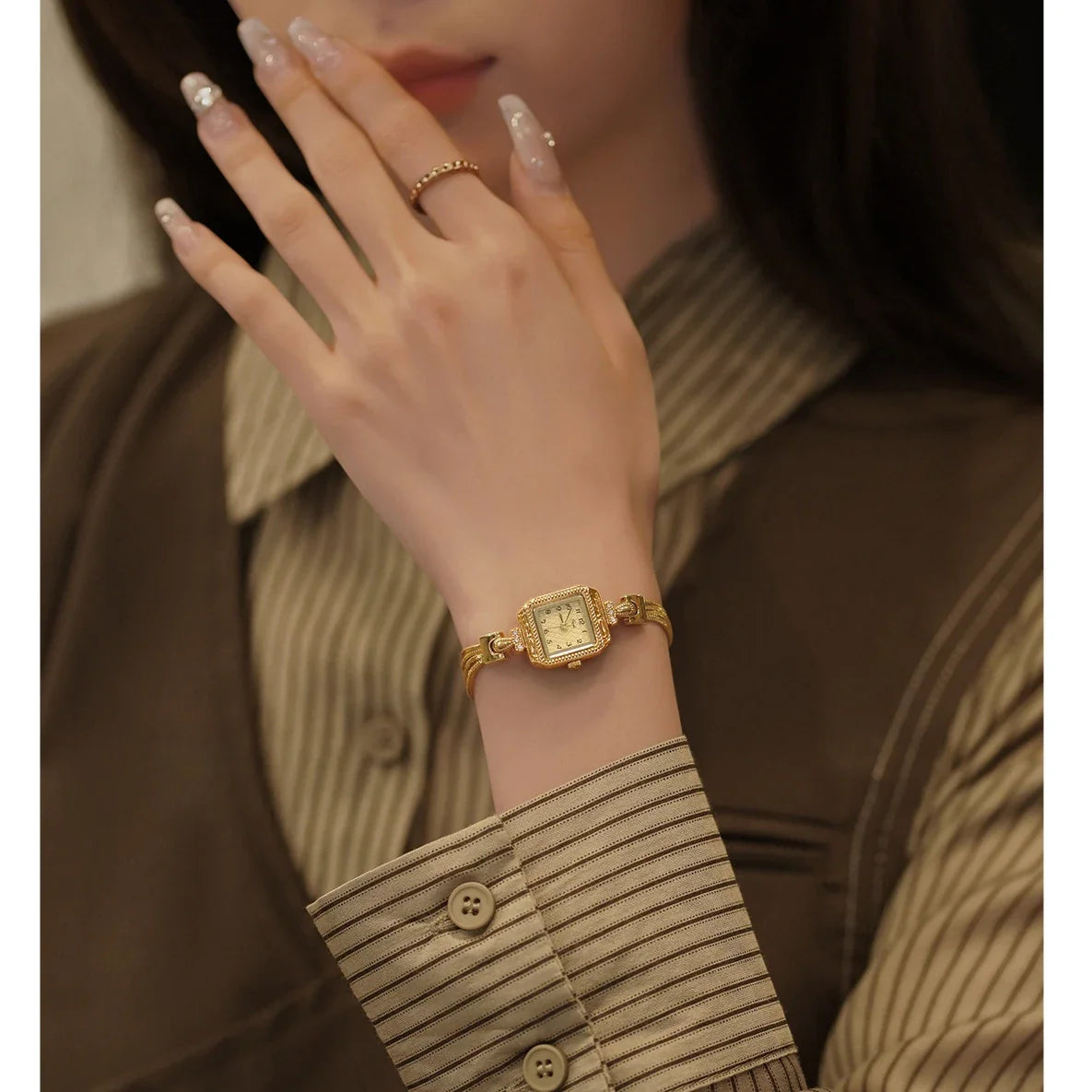 Nuovo orologio da donna in oro di lusso Orologio da polso al quarzo quadrato alla moda Orologio da donna semplice con strass squisito regalo Relogio Feminino