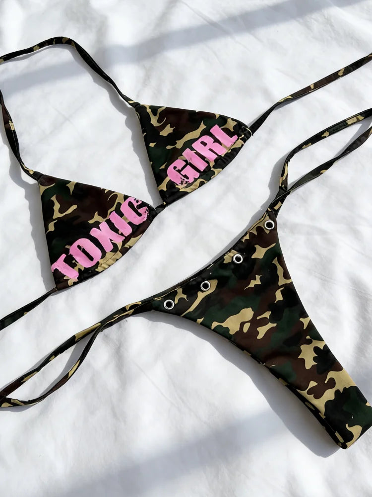 Costume da bagno bikini a triangolo con stampa mimetica da donna 2026, con laccetti laterali e dettagli Y2K, stile streetwear