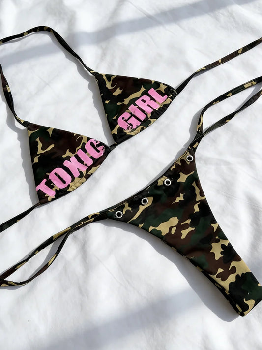 Costume da bagno bikini a triangolo con stampa mimetica da donna 2026, con laccetti laterali e dettagli Y2K, stile streetwear