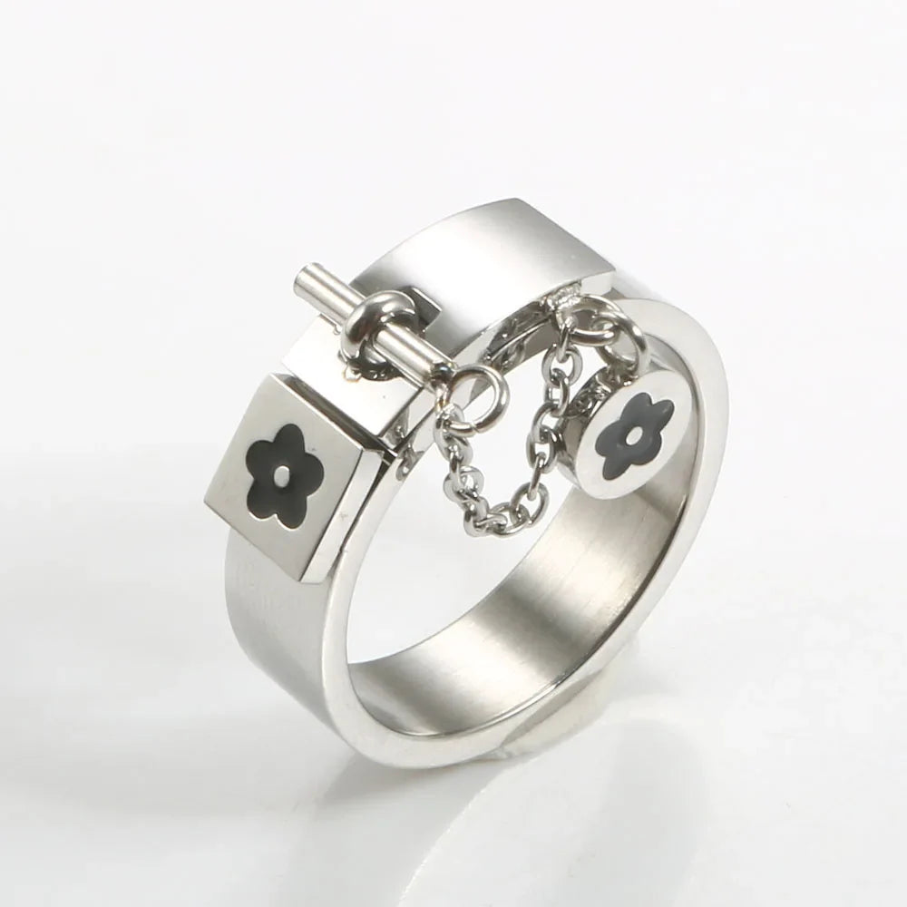 Set di gioielli di moda di lusso in acciaio inossidabile Set di gioielli da donna dorati Bracciale con ciondolo a forma di fiore Anelli per uomo Set di gioielli da donna regalo
