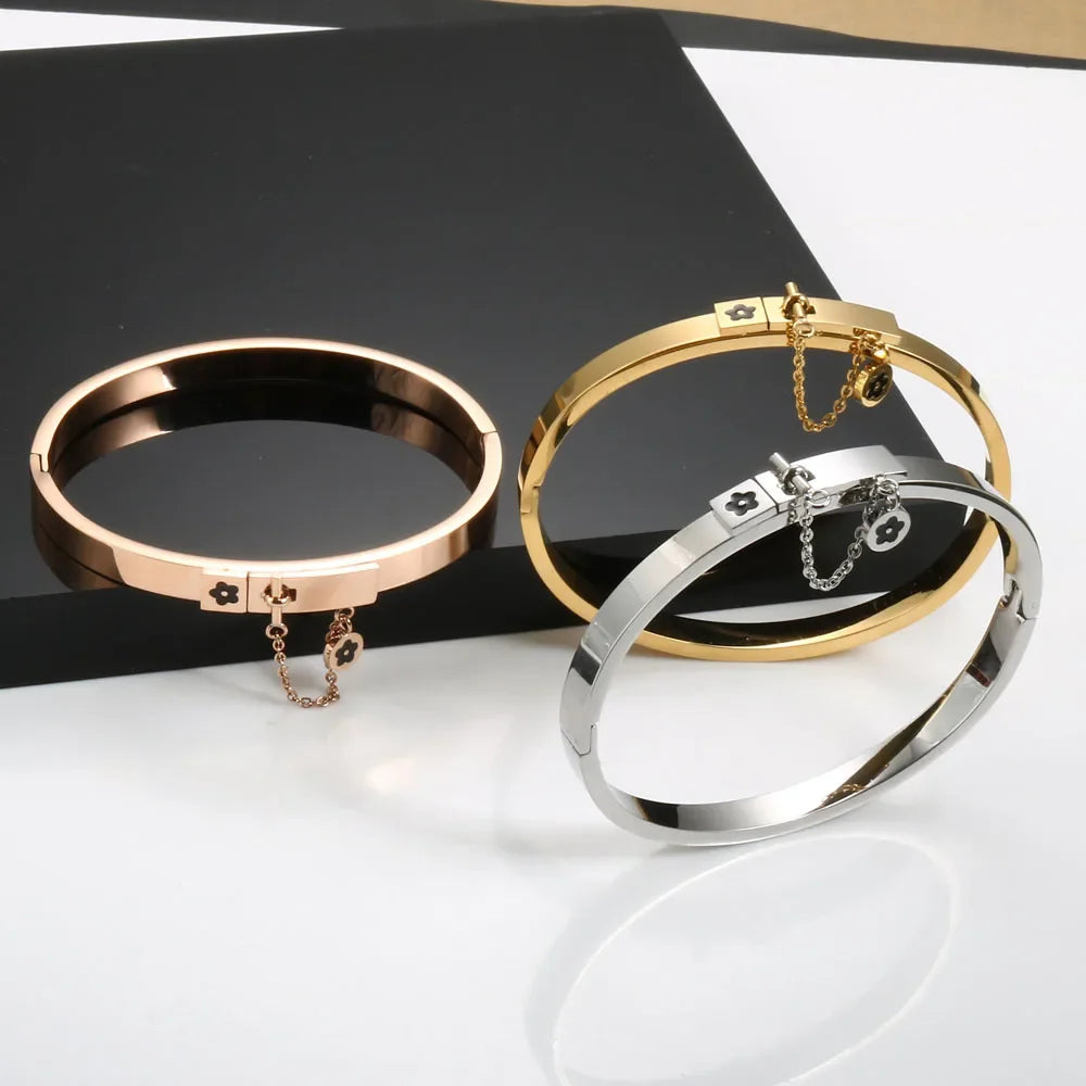 Set di gioielli di moda di lusso in acciaio inossidabile Set di gioielli da donna dorati Bracciale con ciondolo a forma di fiore Anelli per uomo Set di gioielli da donna regalo