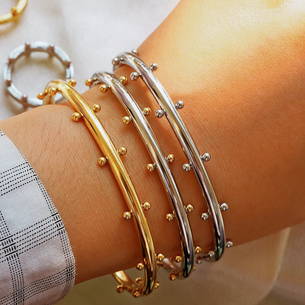 Set di gioielli di lusso Bracciale rigido in acciaio inossidabile Anello da dito Orecchini a cerchio con mini sfere per regali di gioielli di moda da donna