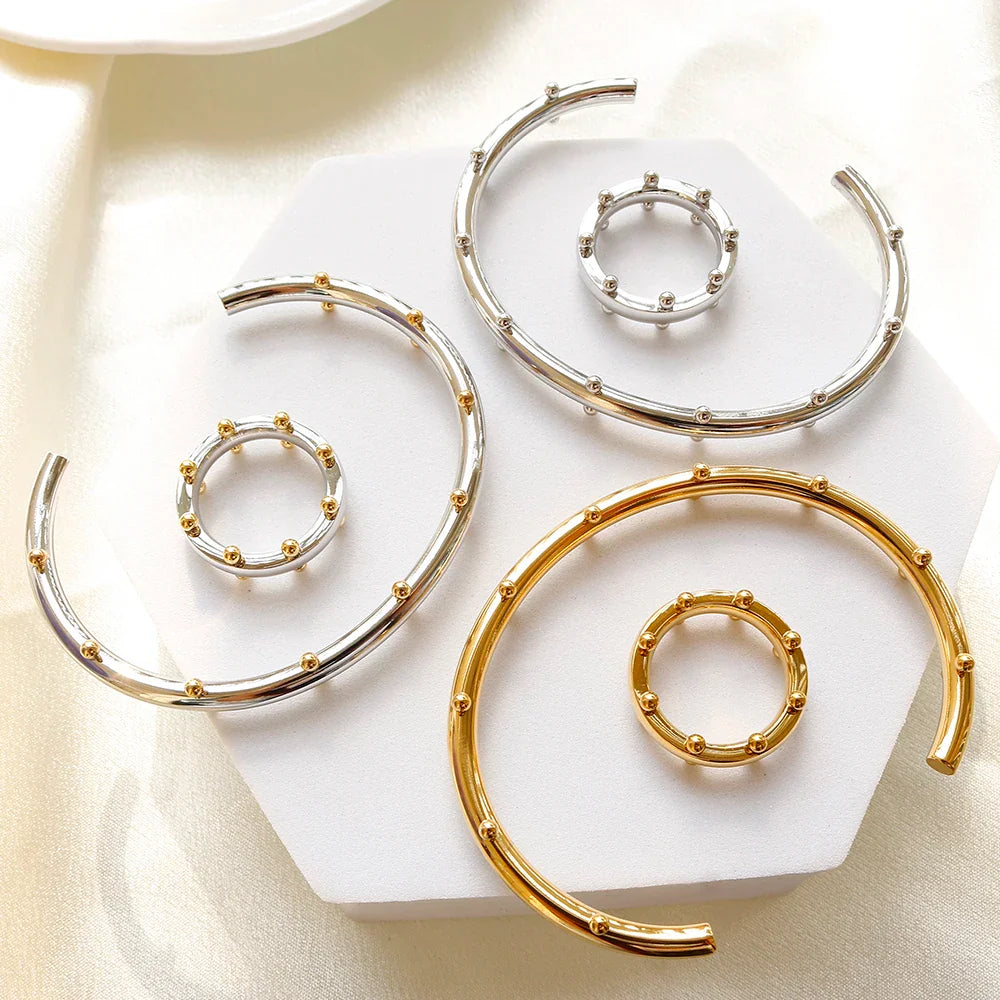 Set di gioielli di lusso Bracciale rigido in acciaio inossidabile Anello da dito Orecchini a cerchio con mini sfere per regali di gioielli di moda da donna