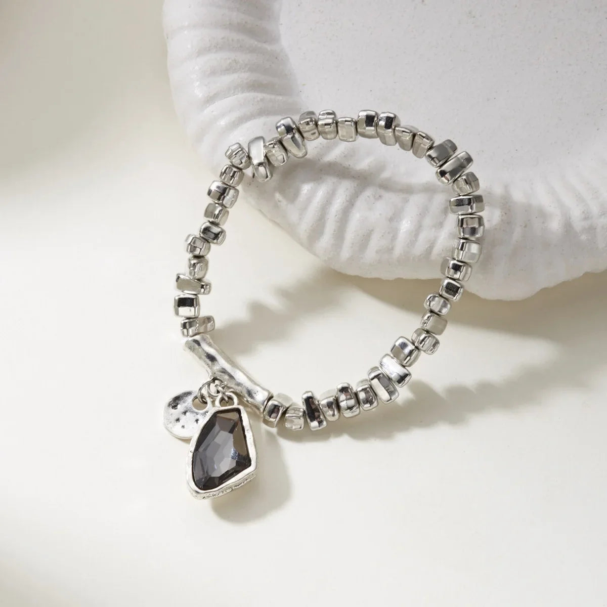 Set di bracciali con collana con pendente in cristallo grigio irregolare semplice barocco Set di gioielli con perline color argento estetico delicato per donna uomo