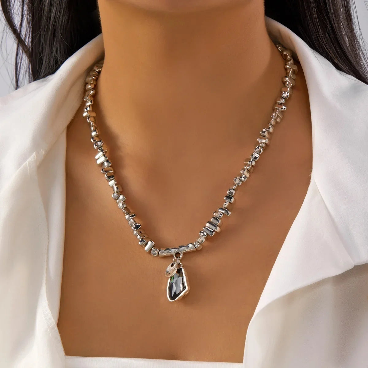 Set di bracciali con collana con pendente in cristallo grigio irregolare semplice barocco Set di gioielli con perline color argento estetico delicato per donna uomo