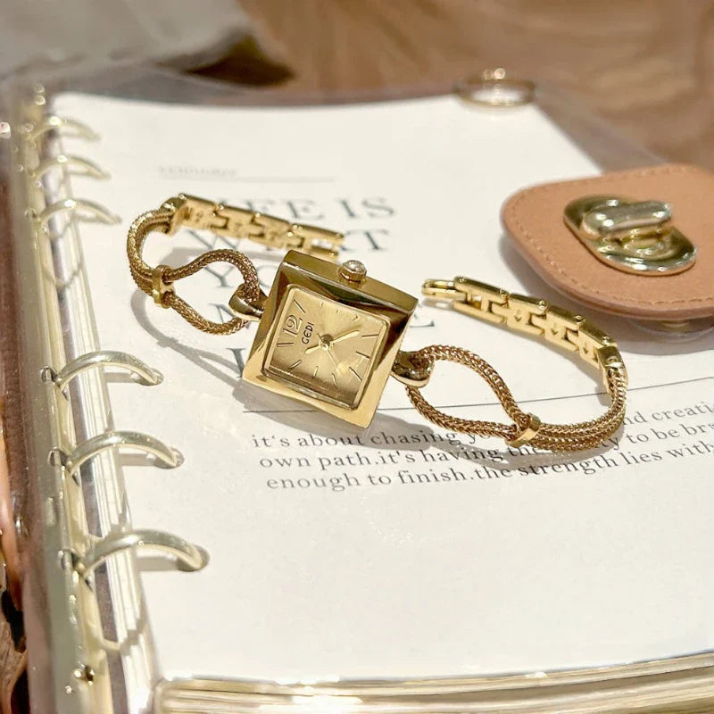 Nuovo orologio da donna in oro di lusso Orologio da polso al quarzo quadrato alla moda Orologio da donna semplice con strass squisito regalo Relogio Feminino