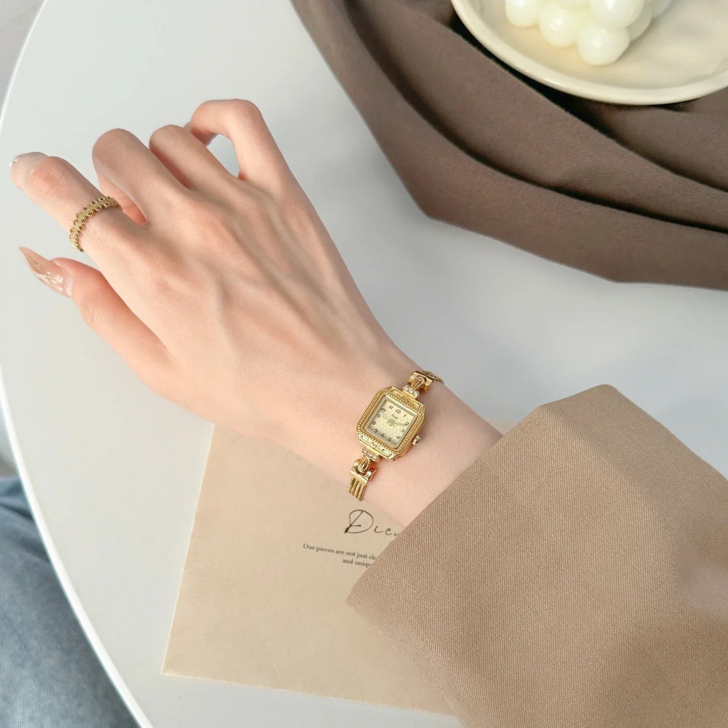 Nuovo orologio da donna in oro di lusso Orologio da polso al quarzo quadrato alla moda Orologio da donna semplice con strass squisito regalo Relogio Feminino