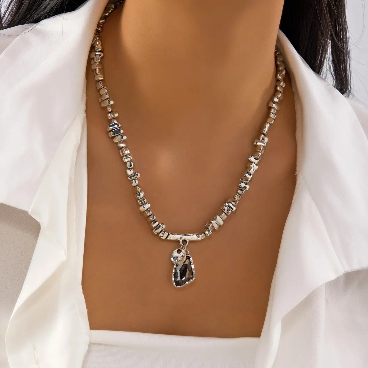 Set di bracciali con collana con pendente in cristallo grigio irregolare semplice barocco Set di gioielli con perline color argento estetico delicato per donna uomo