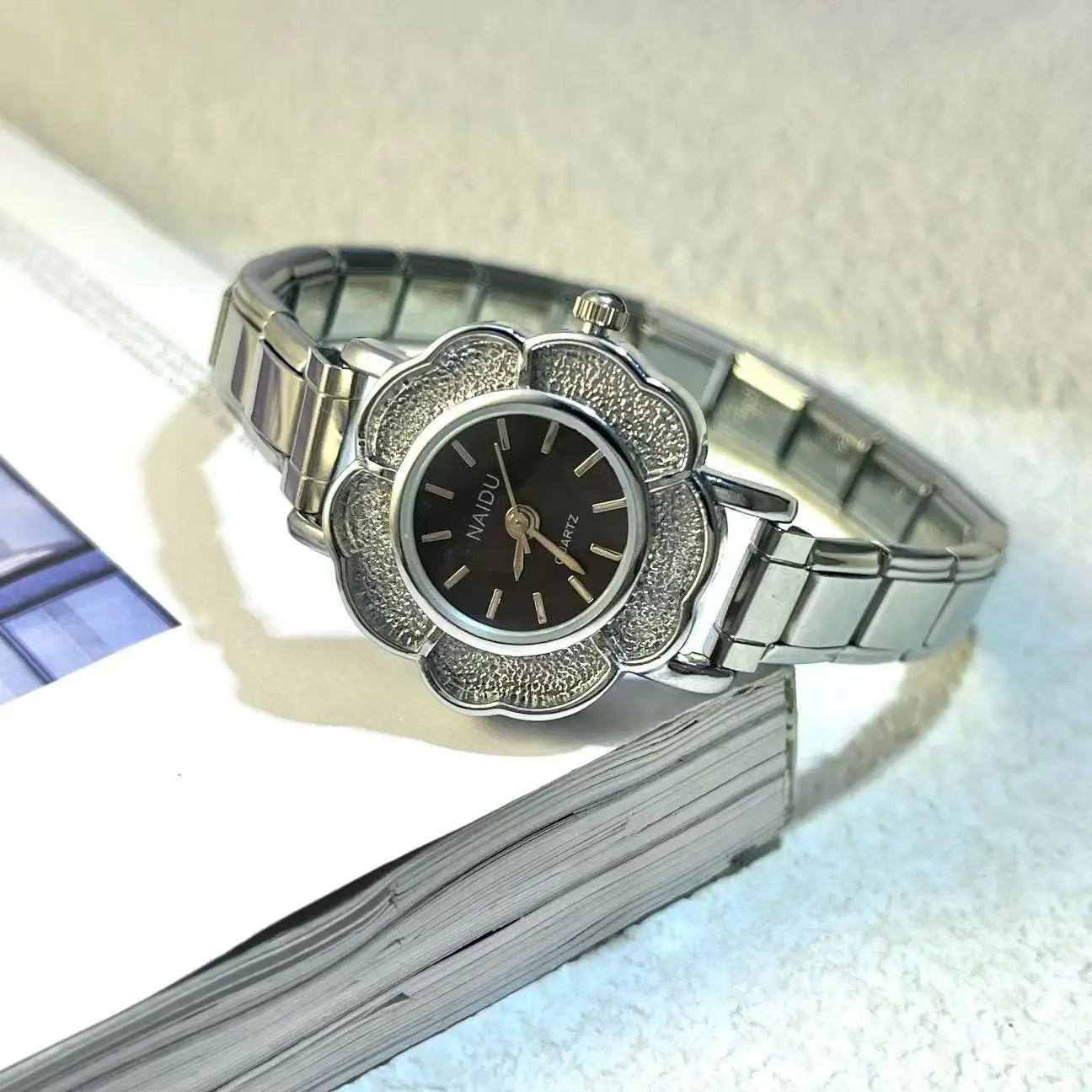 Orologi al quarzo da donna con intarsio floreale in zirconio, design chic di lusso, cinturino in acciaio inossidabile, regalo di compleanno per lei