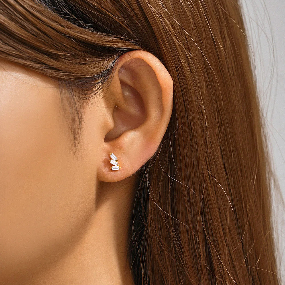 Orecchini con polsini piatti filettati con nappa tempestata di diamanti di nuovo stile, accessori per orecchie in stile europeo e americano.