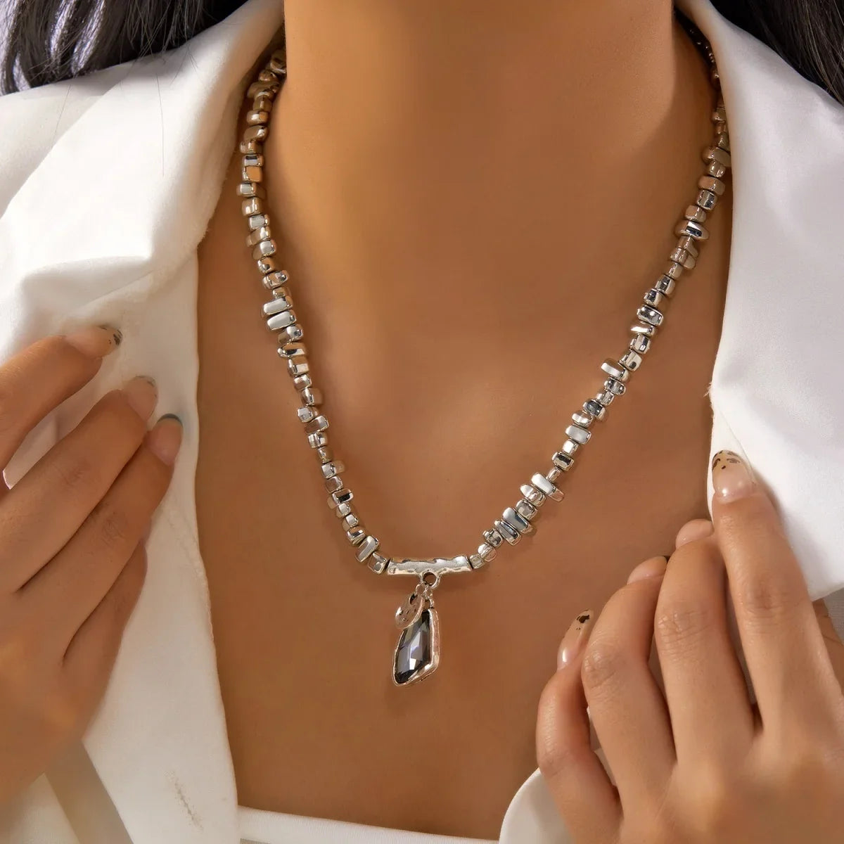 Set di bracciali con collana con pendente in cristallo grigio irregolare semplice barocco Set di gioielli con perline color argento estetico delicato per donna uomo