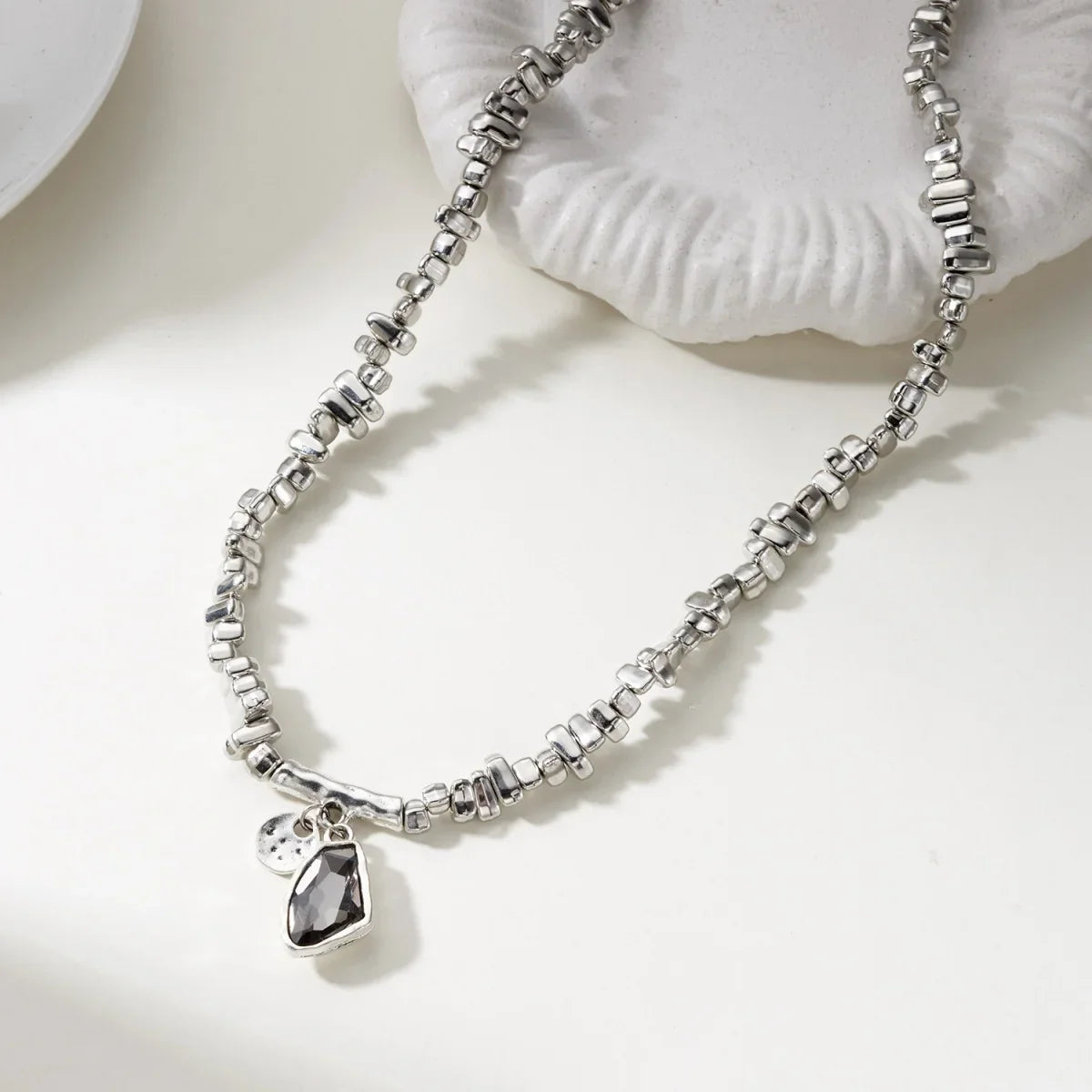 Set di bracciali con collana con pendente in cristallo grigio irregolare semplice barocco Set di gioielli con perline color argento estetico delicato per donna uomo