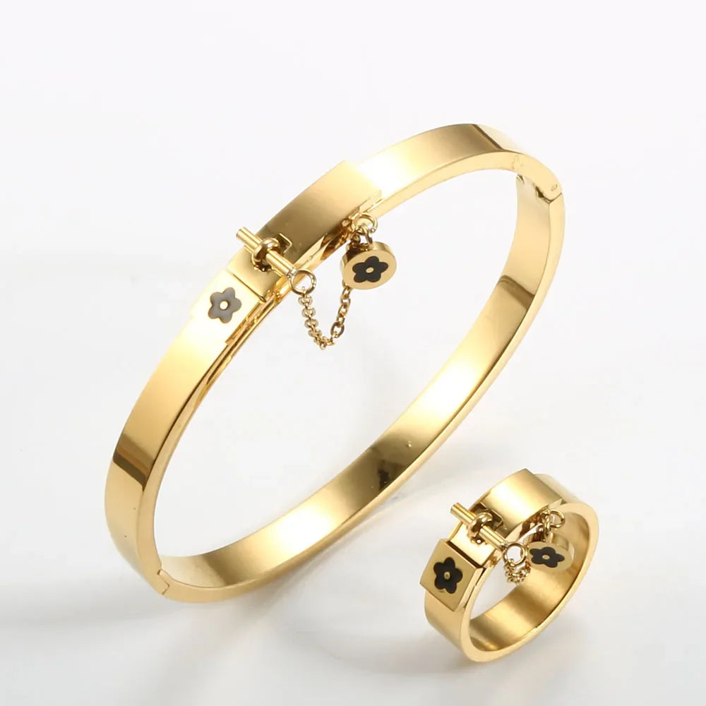 Set di gioielli di moda di lusso in acciaio inossidabile Set di gioielli da donna dorati Bracciale con ciondolo a forma di fiore Anelli per uomo Set di gioielli da donna regalo