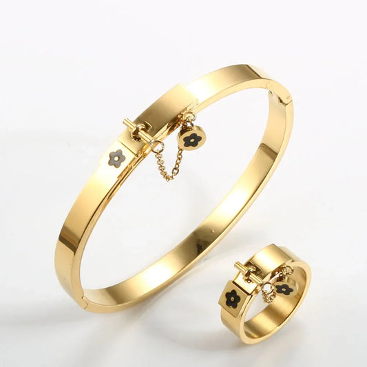 Set di gioielli di moda di lusso in acciaio inossidabile Set di gioielli da donna dorati Bracciale con ciondolo a forma di fiore Anelli per uomo Set di gioielli da donna regalo