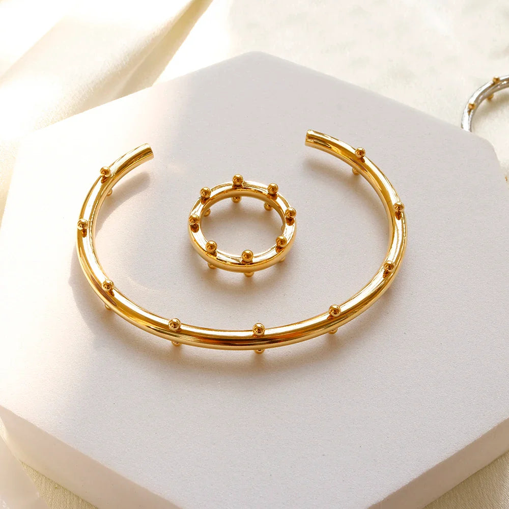 Set di gioielli di lusso Bracciale rigido in acciaio inossidabile Anello da dito Orecchini a cerchio con mini sfere per regali di gioielli di moda da donna