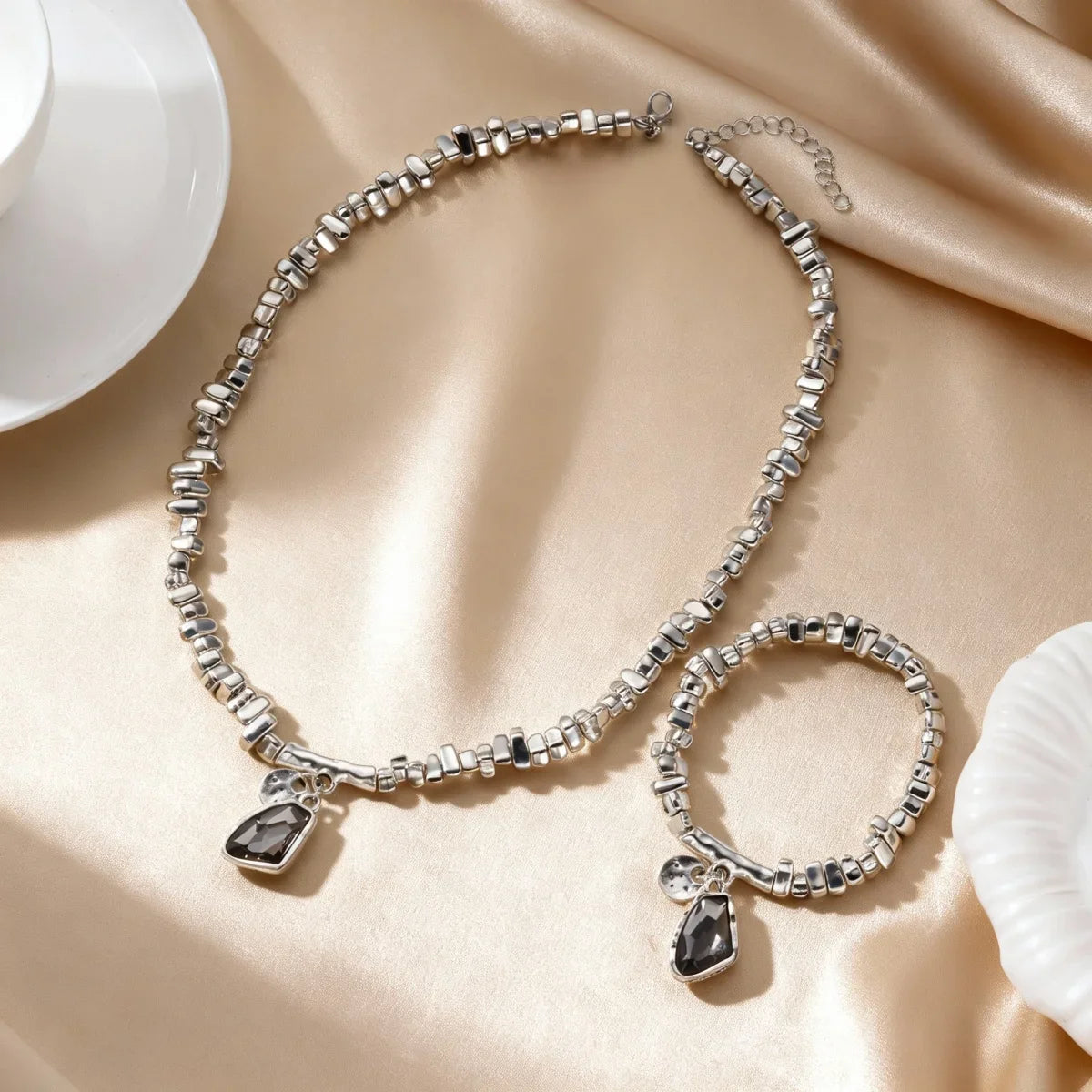 Set di bracciali con collana con pendente in cristallo grigio irregolare semplice barocco Set di gioielli con perline color argento estetico delicato per donna uomo