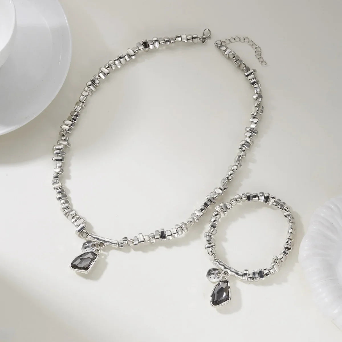 Set di bracciali con collana con pendente in cristallo grigio irregolare semplice barocco Set di gioielli con perline color argento estetico delicato per donna uomo