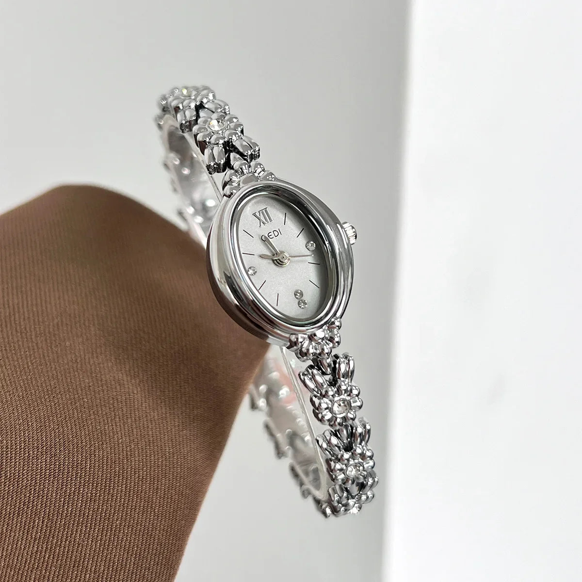 Orologio da donna Luce di lusso retrò tempestato di diamanti Bracciale di alta bellezza Orologi da donna squisiti alla moda