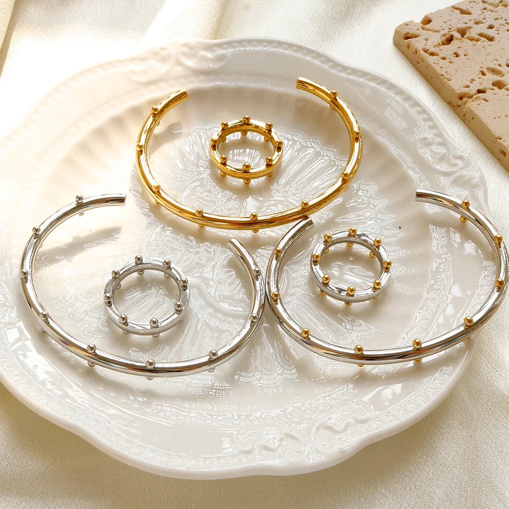 Set di gioielli di lusso Bracciale rigido in acciaio inossidabile Anello da dito Orecchini a cerchio con mini sfere per regali di gioielli di moda da donna