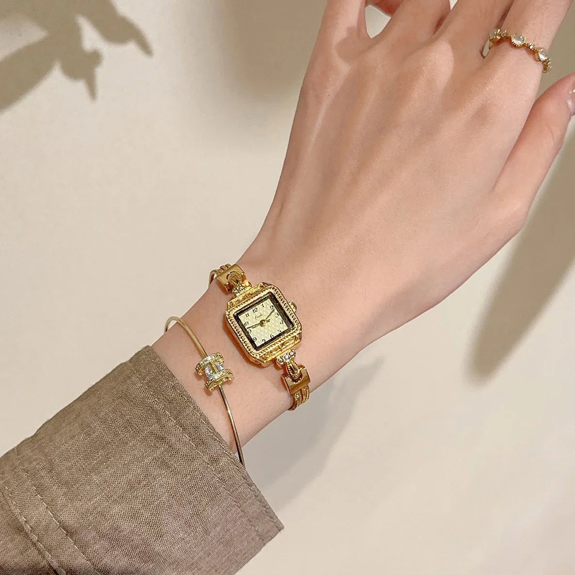 Nuovo orologio da donna in oro di lusso Orologio da polso al quarzo quadrato alla moda Orologio da donna semplice con strass squisito regalo Relogio Feminino
