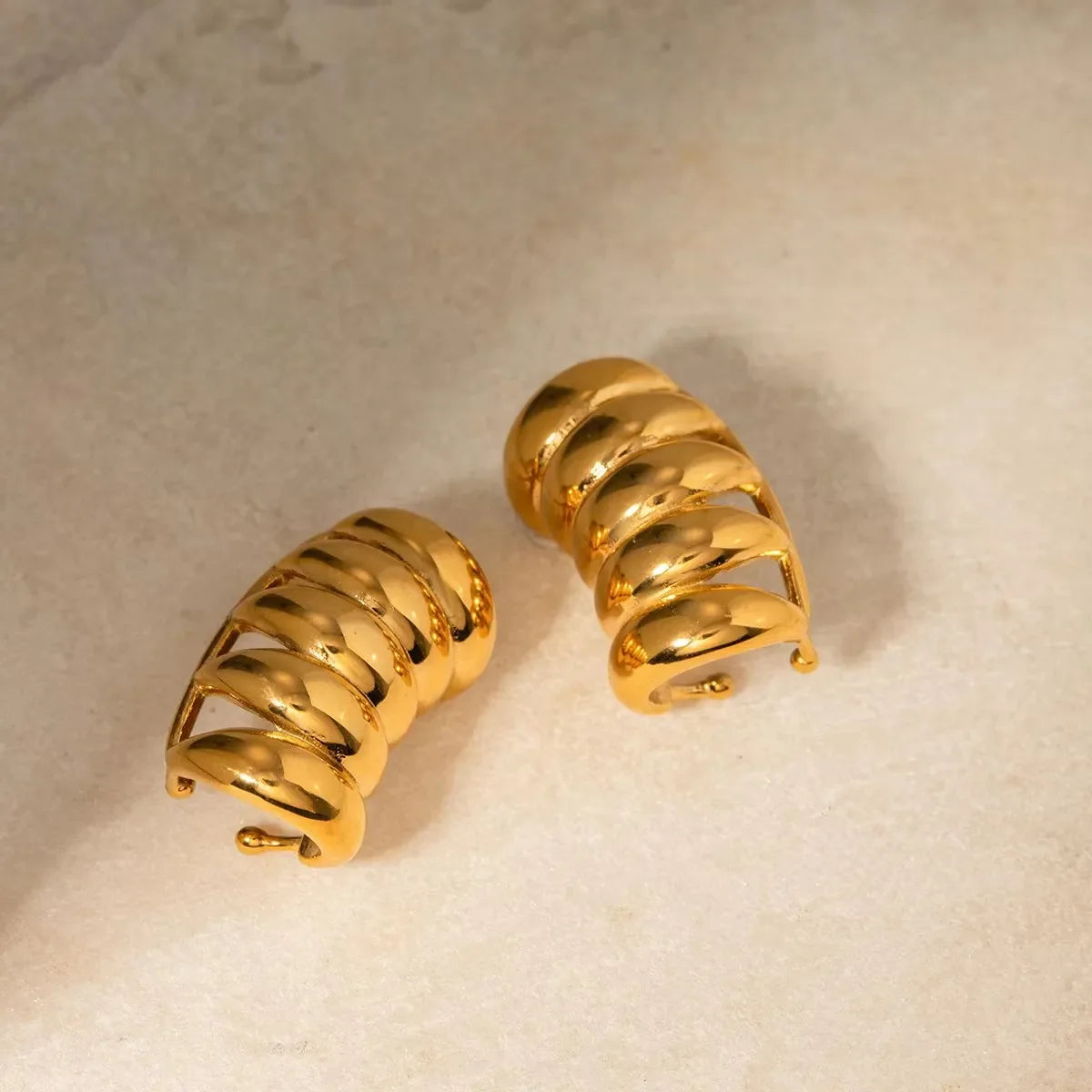 Orecchini a Perno Geometrici a Forma di C Multistrato Placcati in Oro 18K, Antiruggine, in Acciaio Inossidabile per Donne