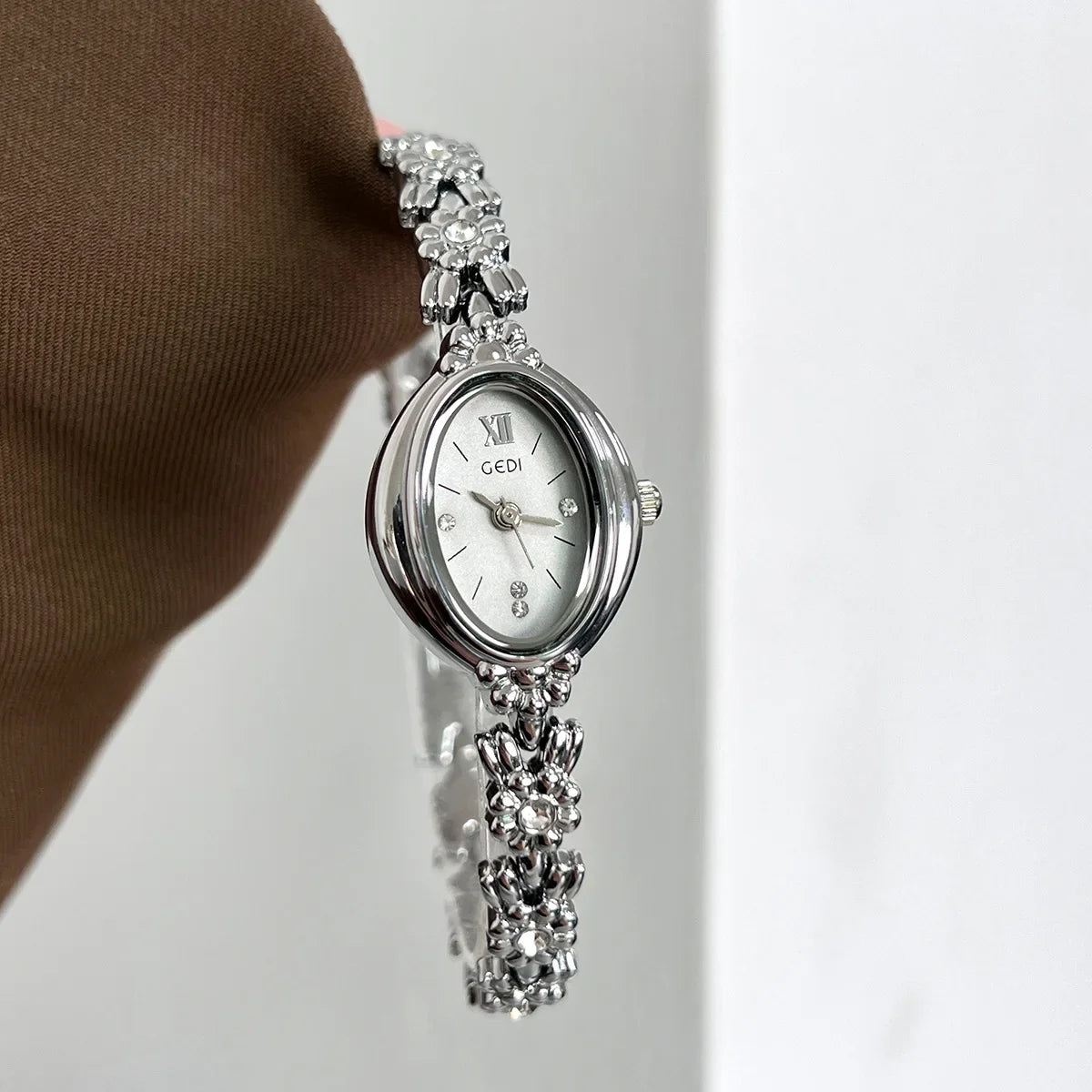 Orologio da donna Luce di lusso retrò tempestato di diamanti Bracciale di alta bellezza Orologi da donna squisiti alla moda