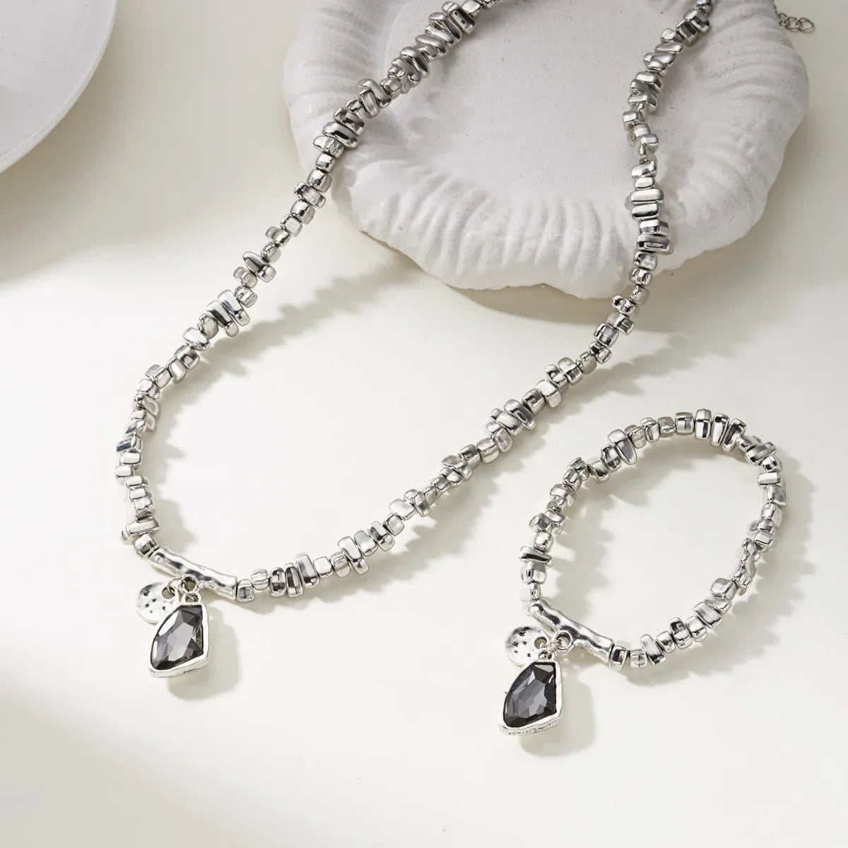 Set di bracciali con collana con pendente in cristallo grigio irregolare semplice barocco Set di gioielli con perline color argento estetico delicato per donna uomo