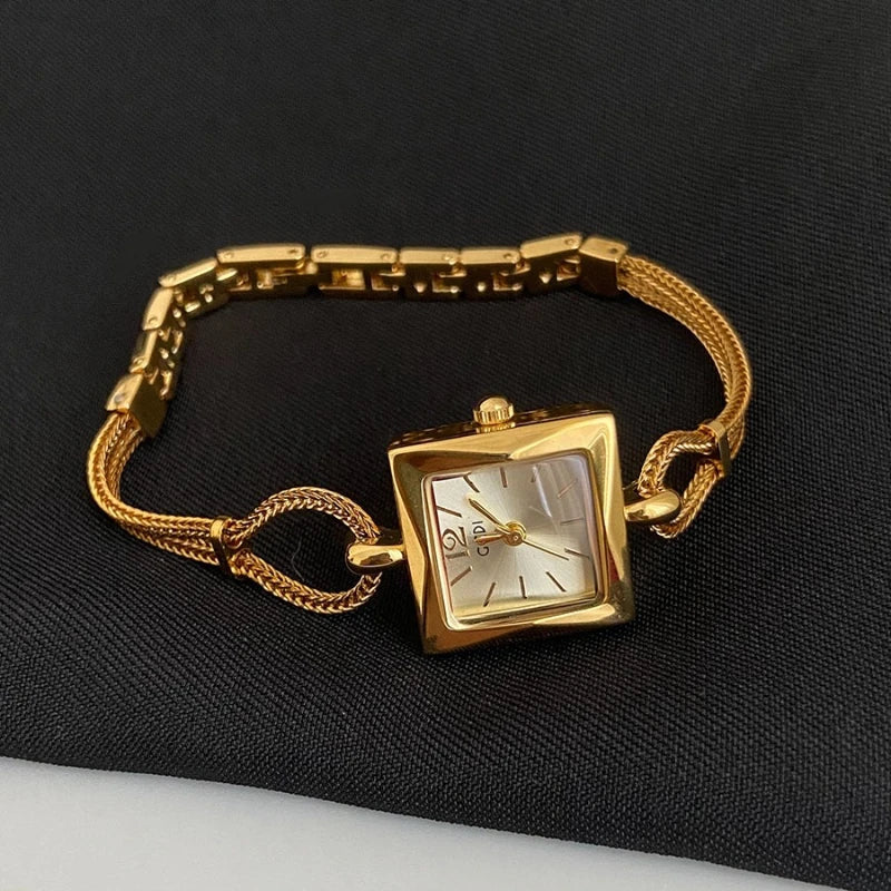 Nuovo orologio da donna in oro di lusso Orologio da polso al quarzo quadrato alla moda Orologio da donna semplice con strass squisito regalo Relogio Feminino
