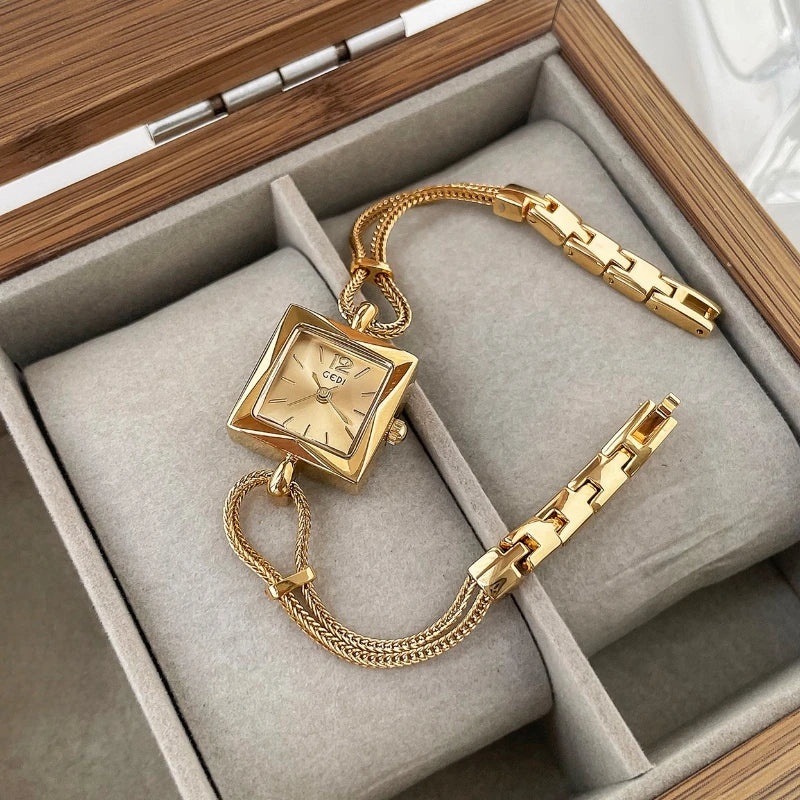 Nuovo orologio da donna in oro di lusso Orologio da polso al quarzo quadrato alla moda Orologio da donna semplice con strass squisito regalo Relogio Feminino