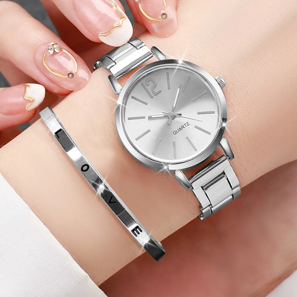 Set di braccialetti con apertura per orologio da polso al quarzo con cinturino in acciaio dorato alla moda da donna 2 pezzi