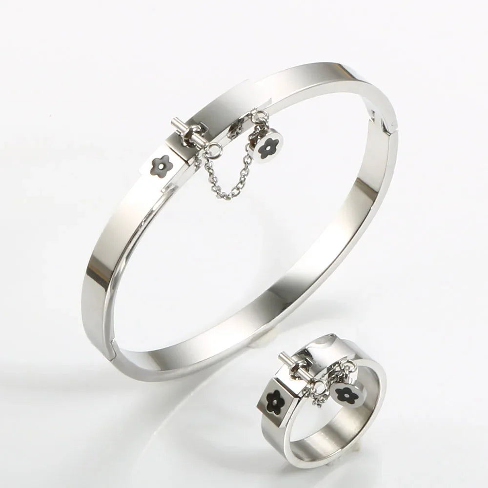 Set di gioielli di moda di lusso in acciaio inossidabile Set di gioielli da donna dorati Bracciale con ciondolo a forma di fiore Anelli per uomo Set di gioielli da donna regalo