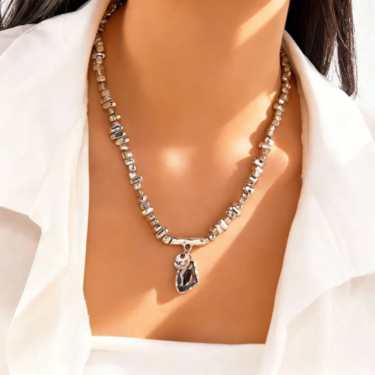 Set di bracciali con collana con pendente in cristallo grigio irregolare semplice barocco Set di gioielli con perline color argento estetico delicato per donna uomo