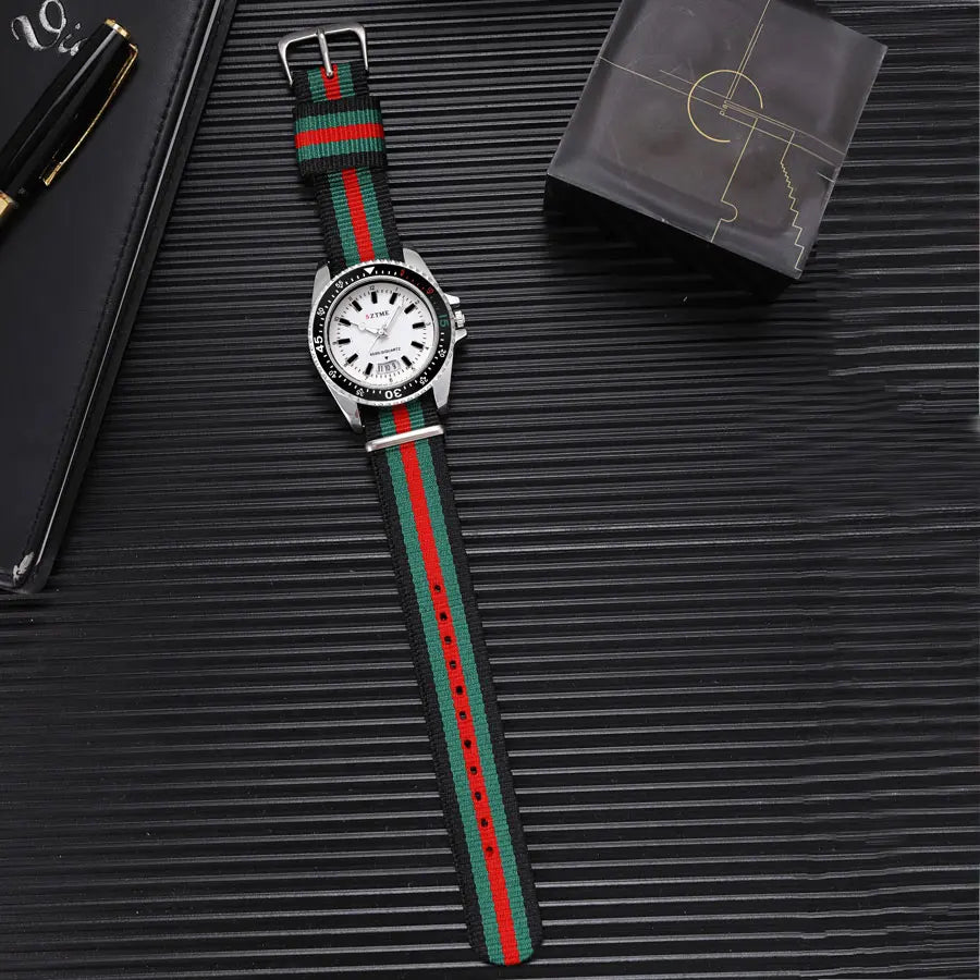 Nuovo orologio da calendario con cinturino in nylon da uomo alla moda, lussuoso e semplice orologio al quarzo con luce notturna per uomo d'affari e donna