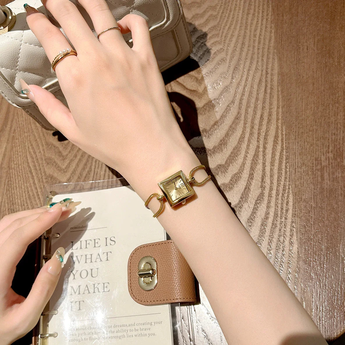 Nuovo orologio da donna in oro di lusso Orologio da polso al quarzo quadrato alla moda Orologio da donna semplice con strass squisito regalo Relogio Feminino