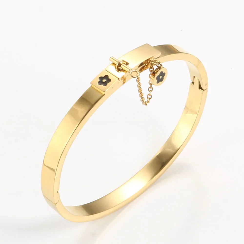 Set di gioielli di moda di lusso in acciaio inossidabile Set di gioielli da donna dorati Bracciale con ciondolo a forma di fiore Anelli per uomo Set di gioielli da donna regalo