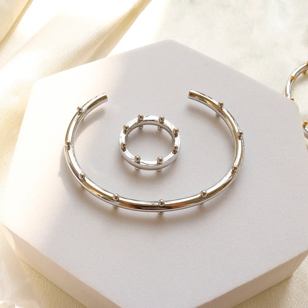 Set di gioielli di lusso Bracciale rigido in acciaio inossidabile Anello da dito Orecchini a cerchio con mini sfere per regali di gioielli di moda da donna