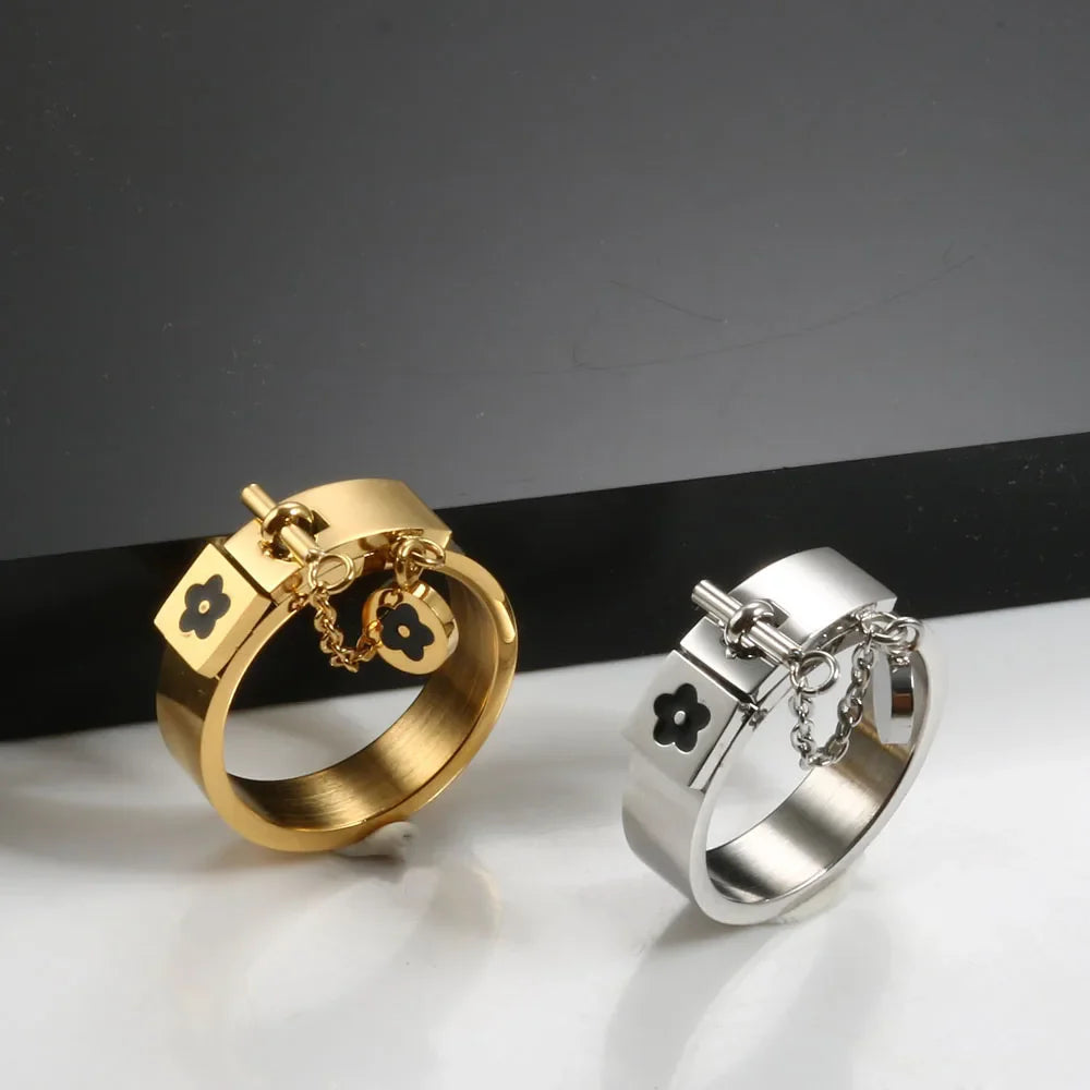Set di gioielli di moda di lusso in acciaio inossidabile Set di gioielli da donna dorati Bracciale con ciondolo a forma di fiore Anelli per uomo Set di gioielli da donna regalo