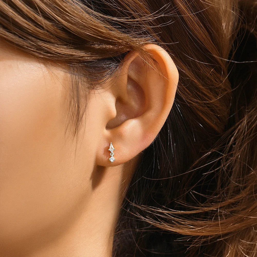 Orecchini con polsini piatti filettati con nappa tempestata di diamanti di nuovo stile, accessori per orecchie in stile europeo e americano.