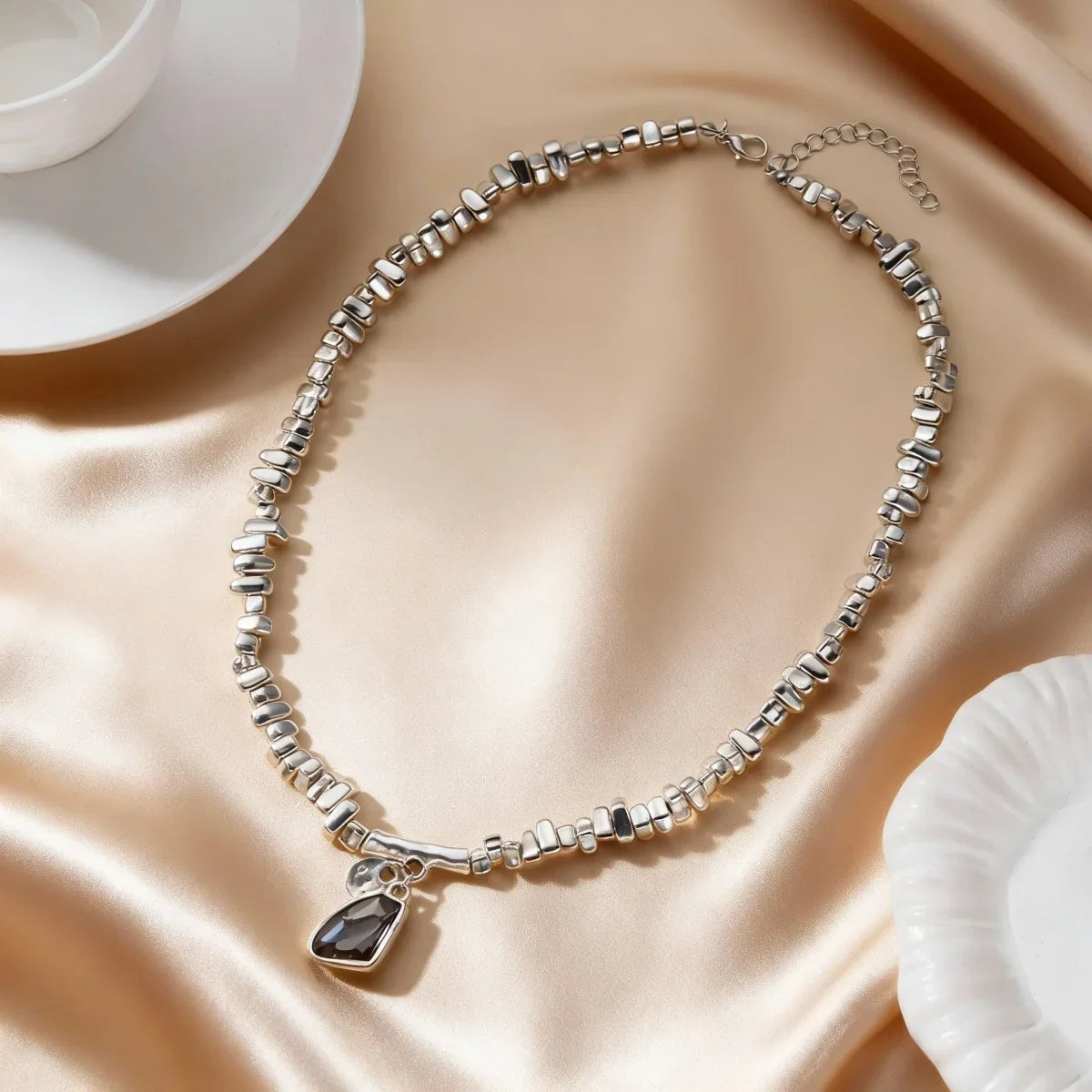 Set di bracciali con collana con pendente in cristallo grigio irregolare semplice barocco Set di gioielli con perline color argento estetico delicato per donna uomo