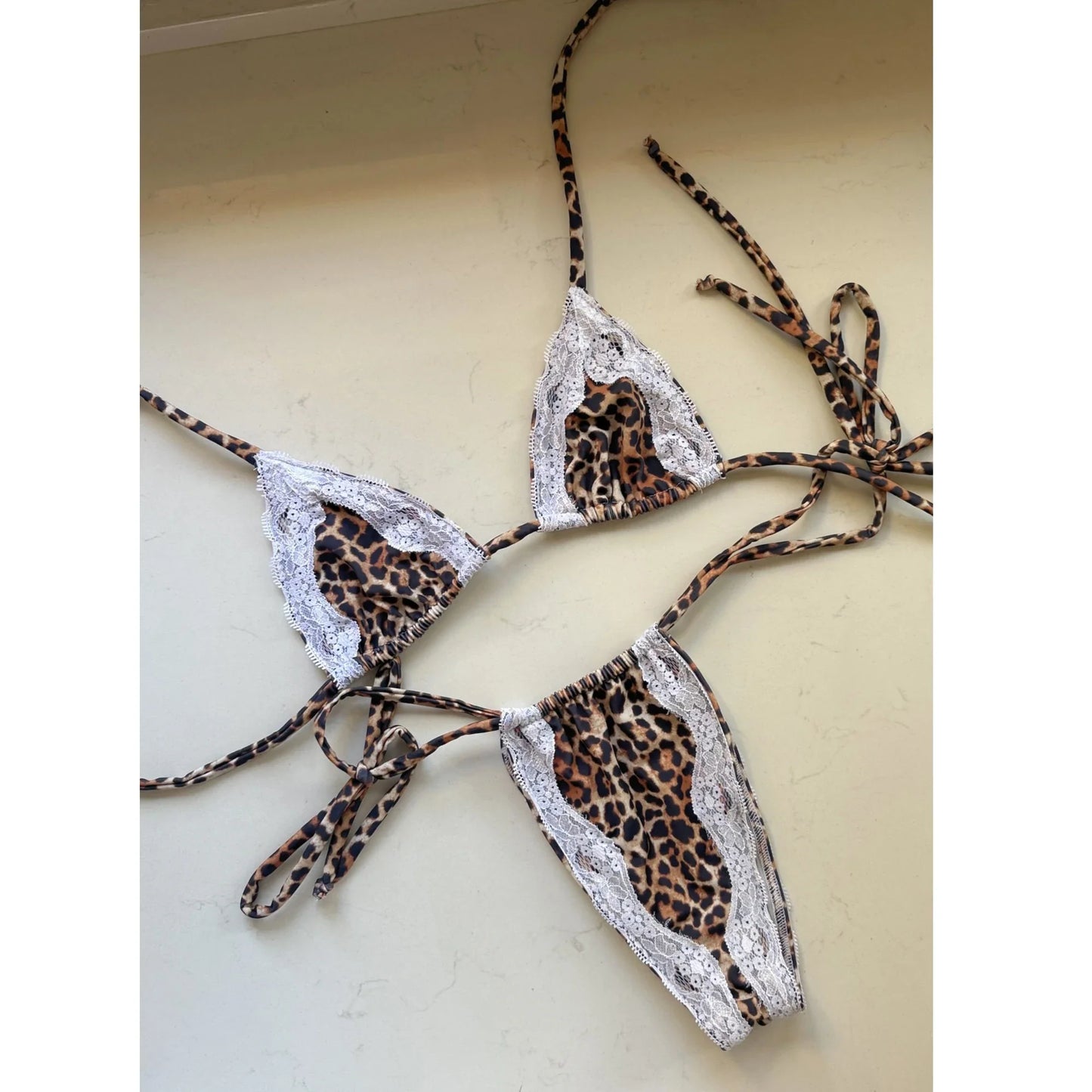 Nuovo Sexy Bikini Brasiliano con Inserti in Pizzo, Costume da Bagno Femminile con Stampa e Allacciatura al Collo, Biquini