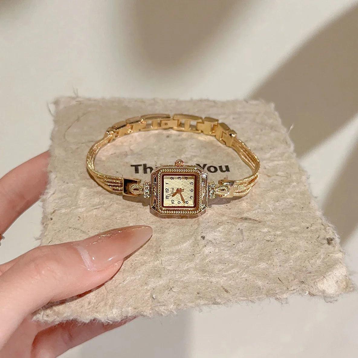 Nuovo orologio da donna in oro di lusso Orologio da polso al quarzo quadrato alla moda Orologio da donna semplice con strass squisito regalo Relogio Feminino