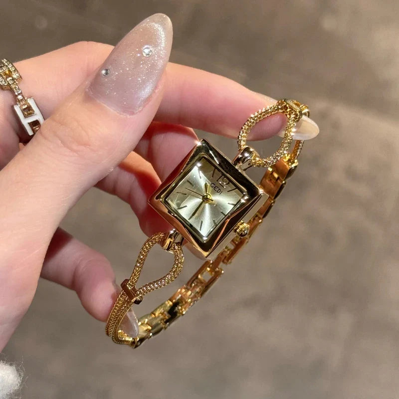 Nuovo orologio da donna in oro di lusso Orologio da polso al quarzo quadrato alla moda Orologio da donna semplice con strass squisito regalo Relogio Feminino